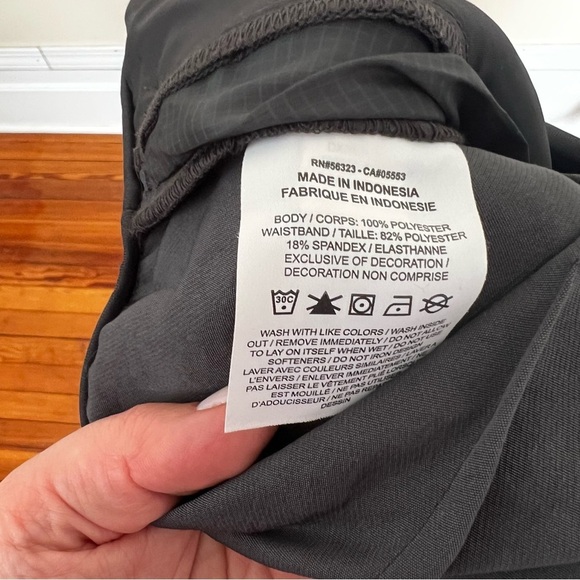 Nike Women's Tech Pack Woven Charcoal Gray Shorts with Zip Closure - Size S - Picture 8 of 8